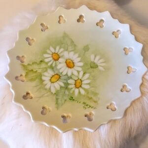 Vintage Garden Daisy Porcelain Plate signed Doris Meyer 79